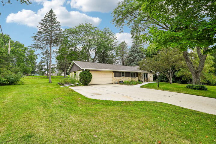 Property Photo:  1389 Glenbrook Dr  WI 53012 