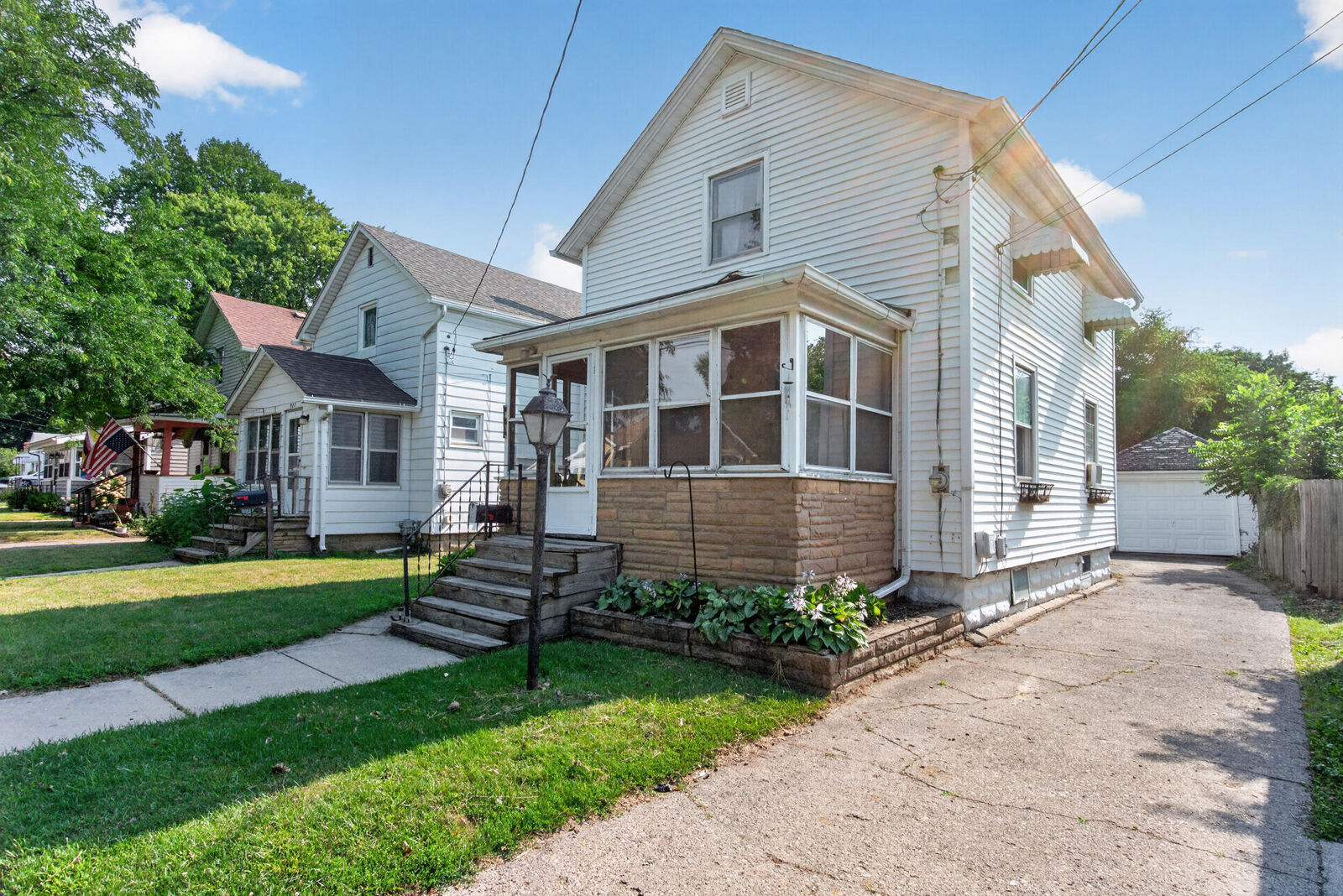 Property Photo: 905 N Elm Avenue MI 49202