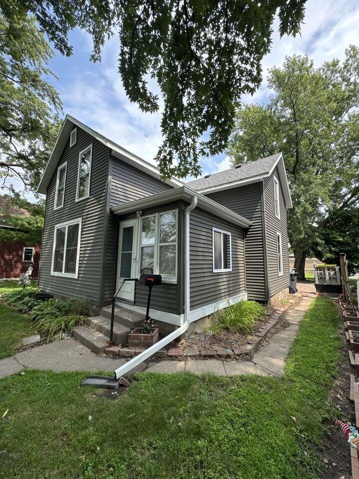 Property Photo:  1915 Pershing Boulevard  IA 52732 