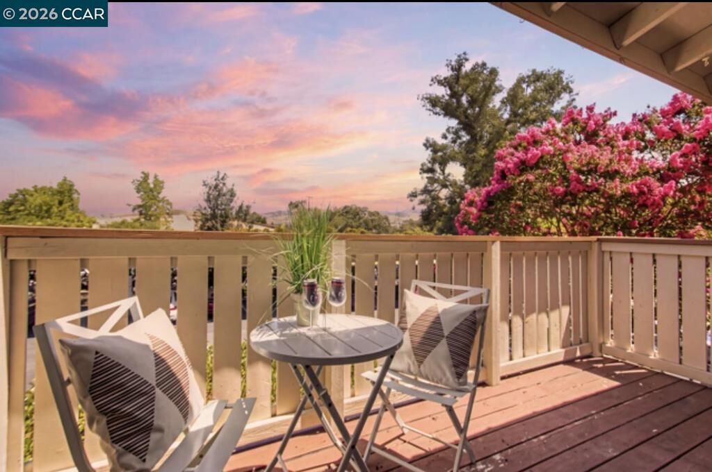 Property Photo: 100 Kinross Dr 30 CA 94598