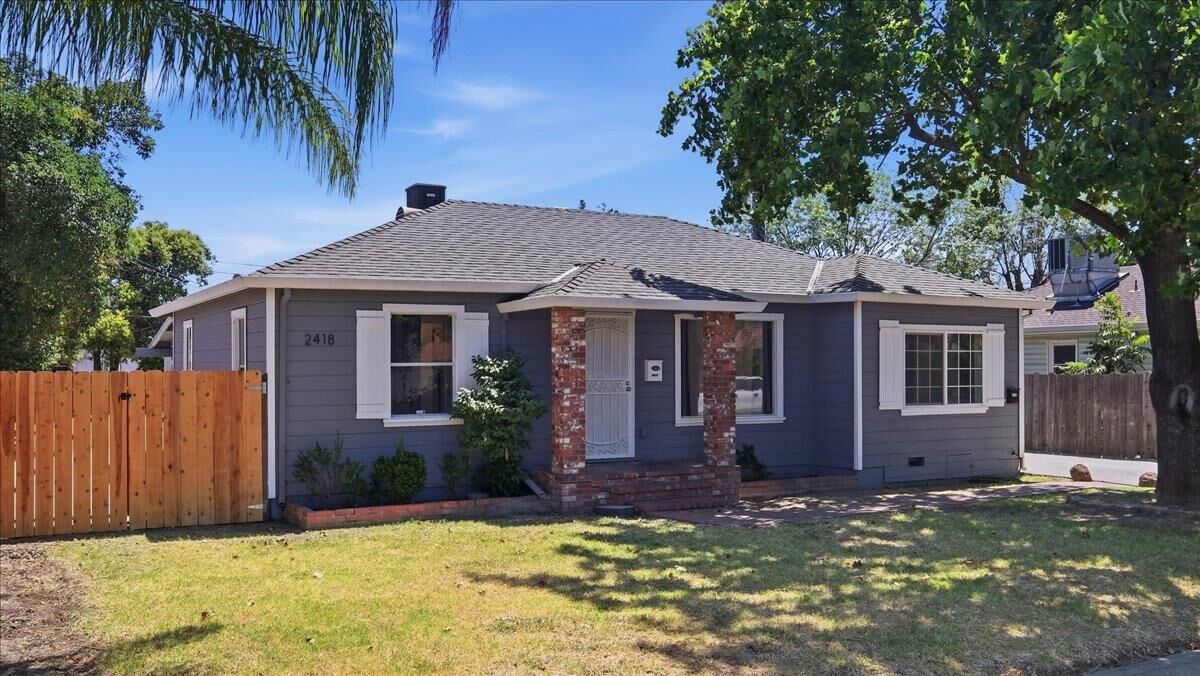 Property Photo: 2418 E Park Street CA 95205