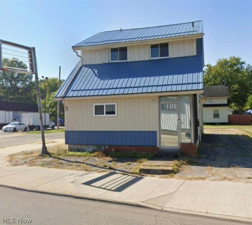 Property Photo: 2252 Youngstown Road SE OH 44484