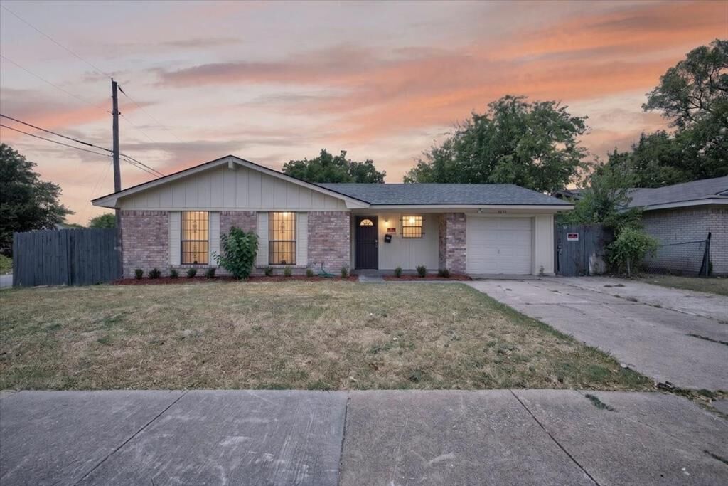 Property Photo: 3250 Pacesetter Drive TX 75241