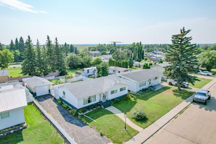 Property Photo: 5308 53 Avenue AB T0B 0H0