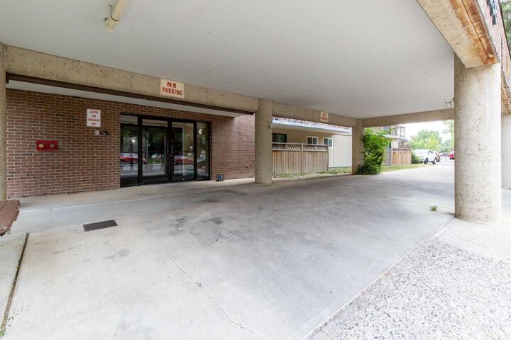 Property Photo: 5 Berkeley Place W 418 AB T1K 5N1