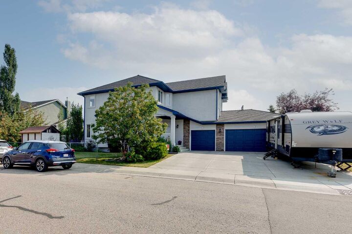 Property Photo: 402 Fairways Mews NW AB T4B 2W9