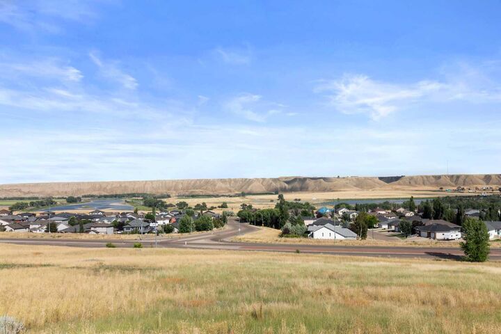 Property Photo: 10 Palisades Mews NE AB T1C 2B5