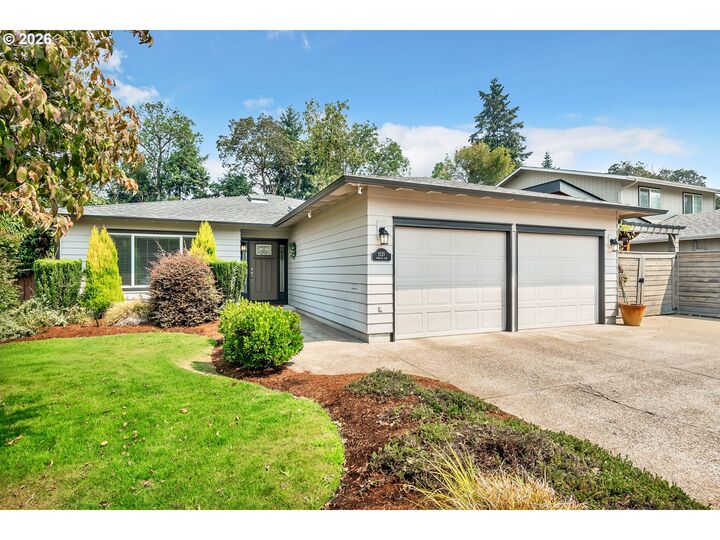 Property Photo: 1121 Lorella Ave OR 97401