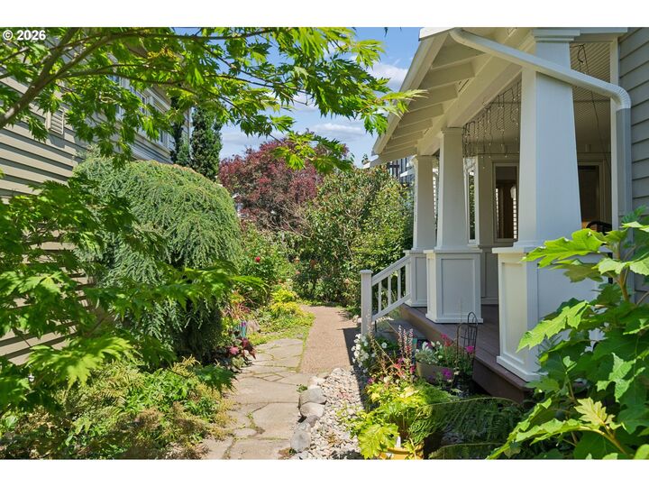 Property Photo: 7038 SE Clinton St OR 97206