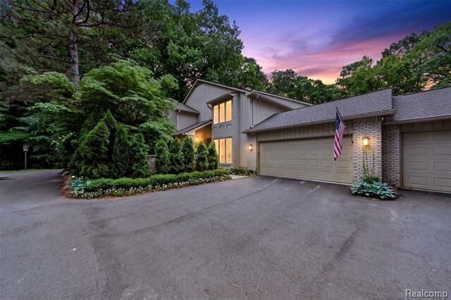 Property Photo: 1262 Woodcrest Circle MI 48304