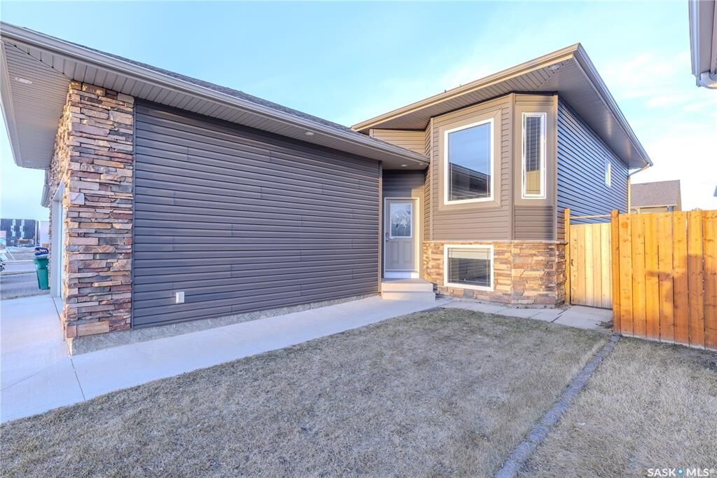 Property Photo: 254 Macinnes Street SK S7T 0T2