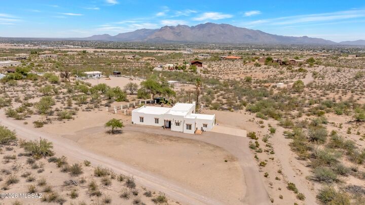 Property Photo:  5040 N Camino De Oeste  AZ 85745 