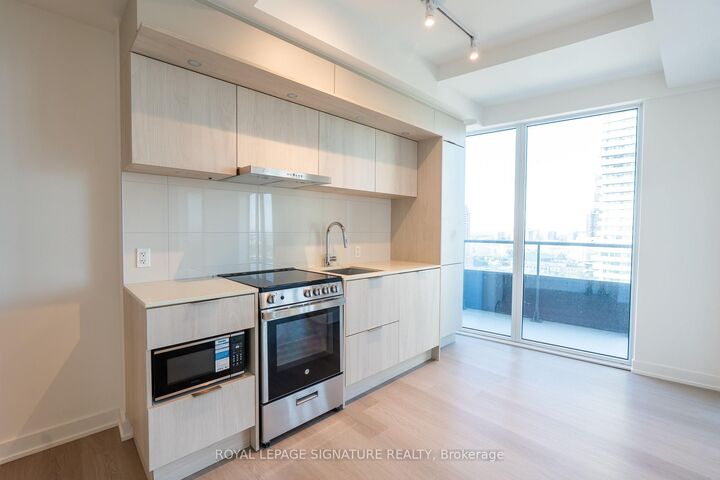 Property Photo: 448 Burnhamthorpe Road W 1807 ON L5B 0R4