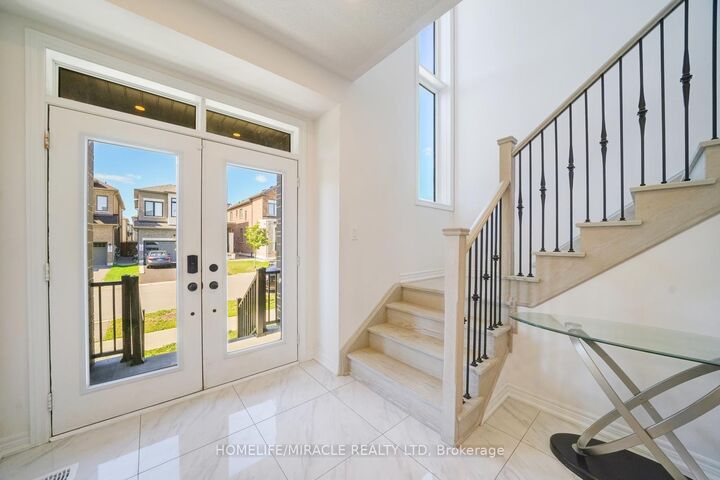 Property Photo: 194 Boundary Boulevard ON L4A 4W3
