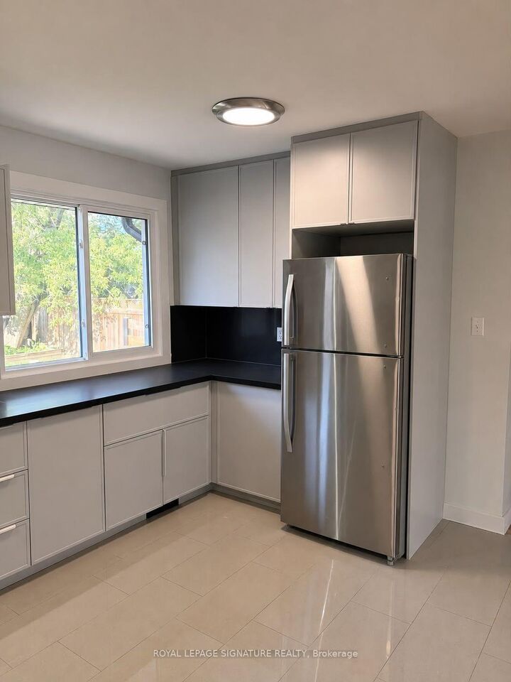 Property Photo: 9 Fieldway Drive Upper ON L9A 2L2