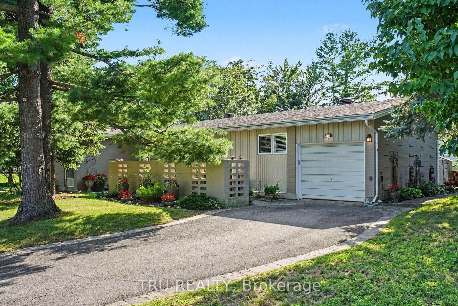 Property Photo: 1174 Cameo Drive ON K2C 1Y7