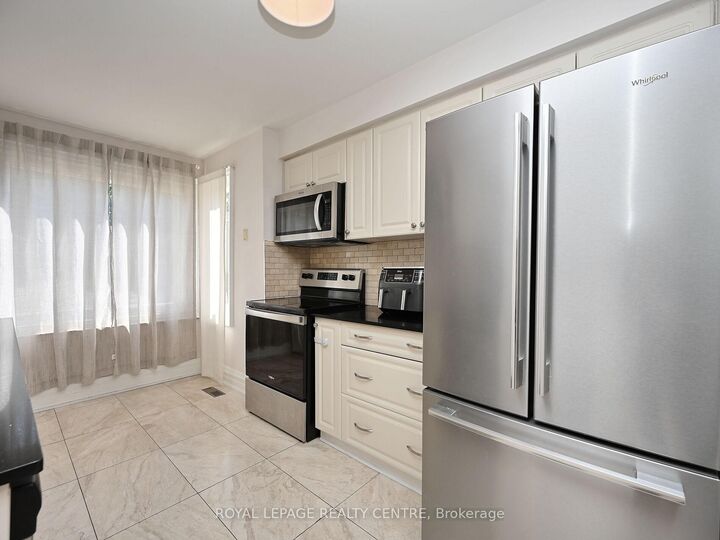 Property Photo: 1221 Kos Boulevard ON L5J 4L3
