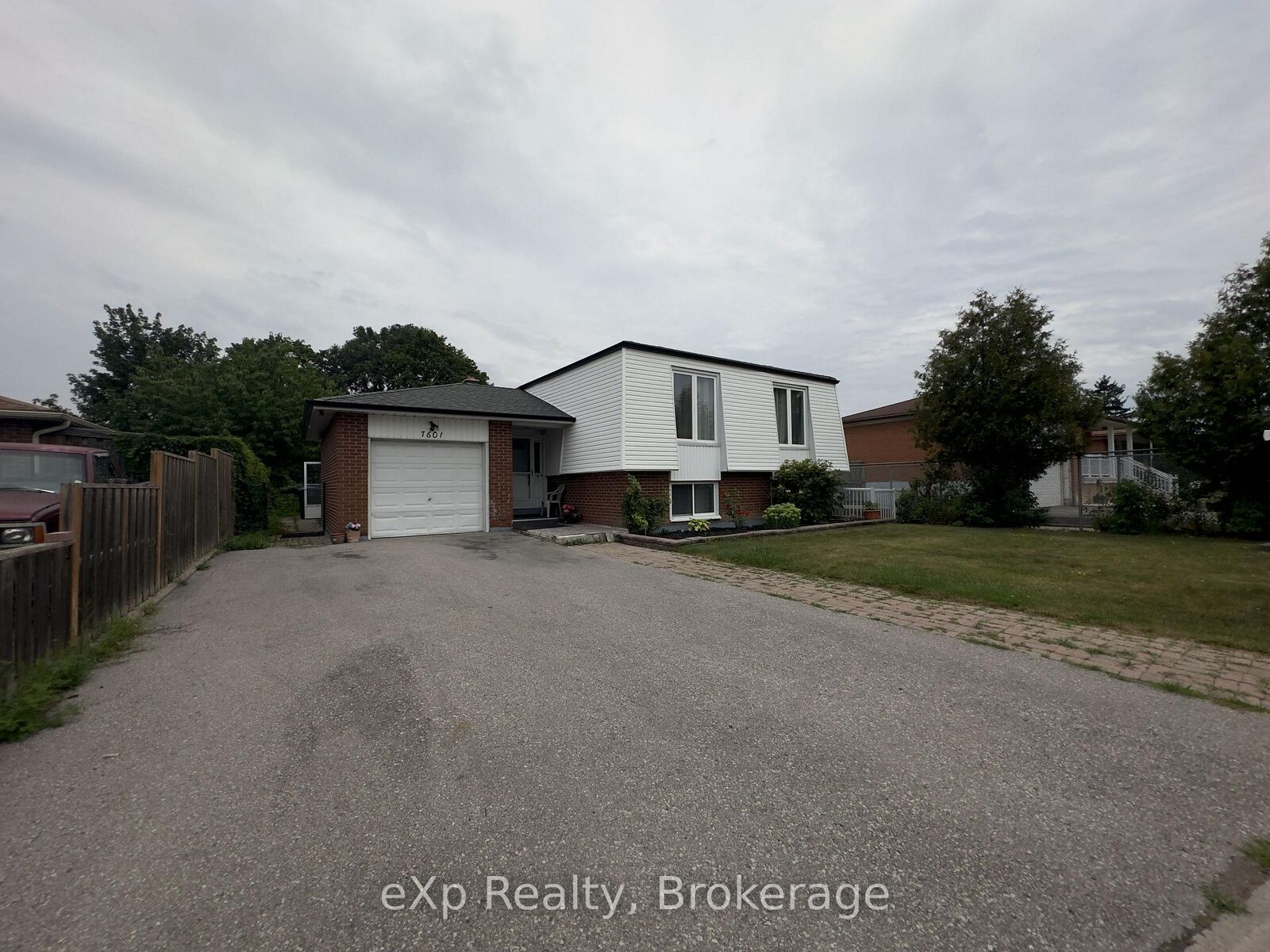 Property Photo: 7601 Lockington Crescent ON L4T 2V6