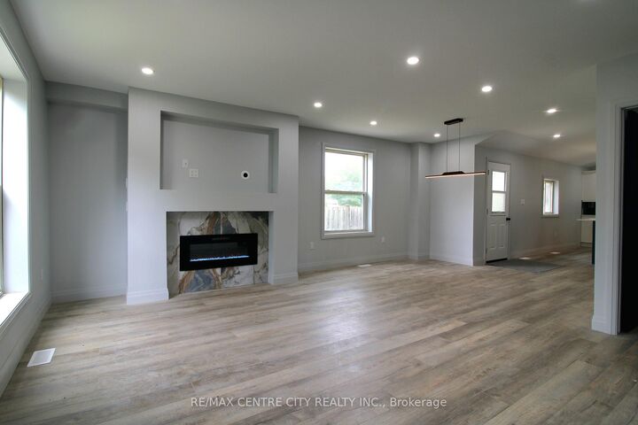 Property Photo:  118 Delaware Street  ON N5Z 2N5 