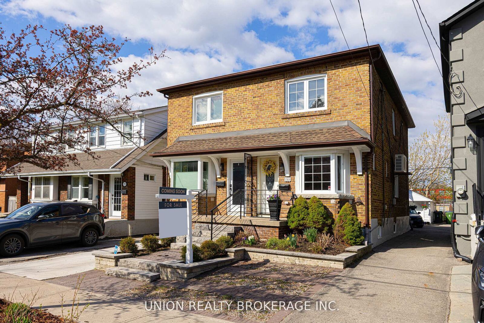 Property Photo: 154 Blantyre Avenue ON M1N 2R5