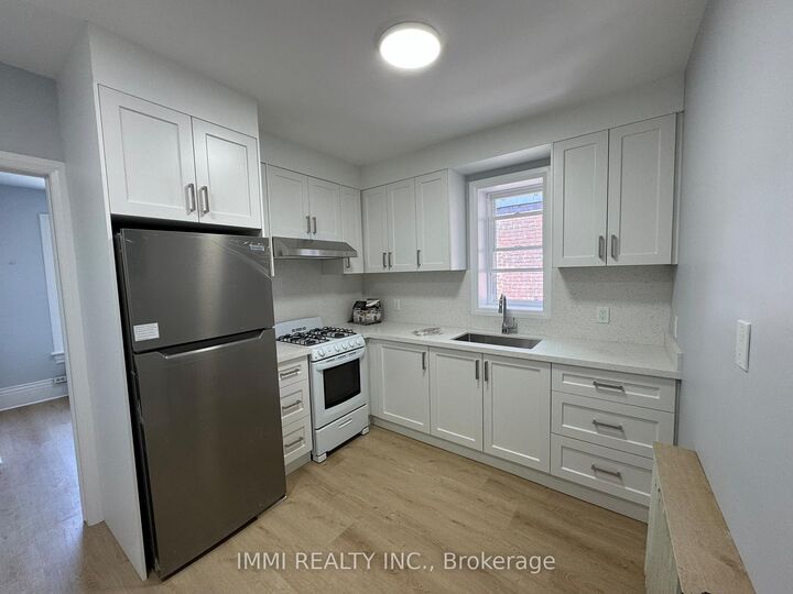 Property Photo:  618 Bathurst Street 203  ON M5S 2R1 