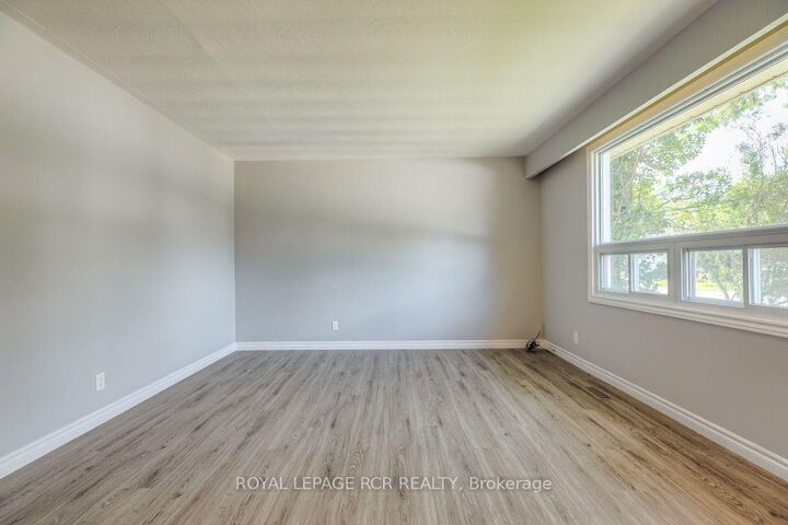 11 Jacksons Point Avenue — photo 1