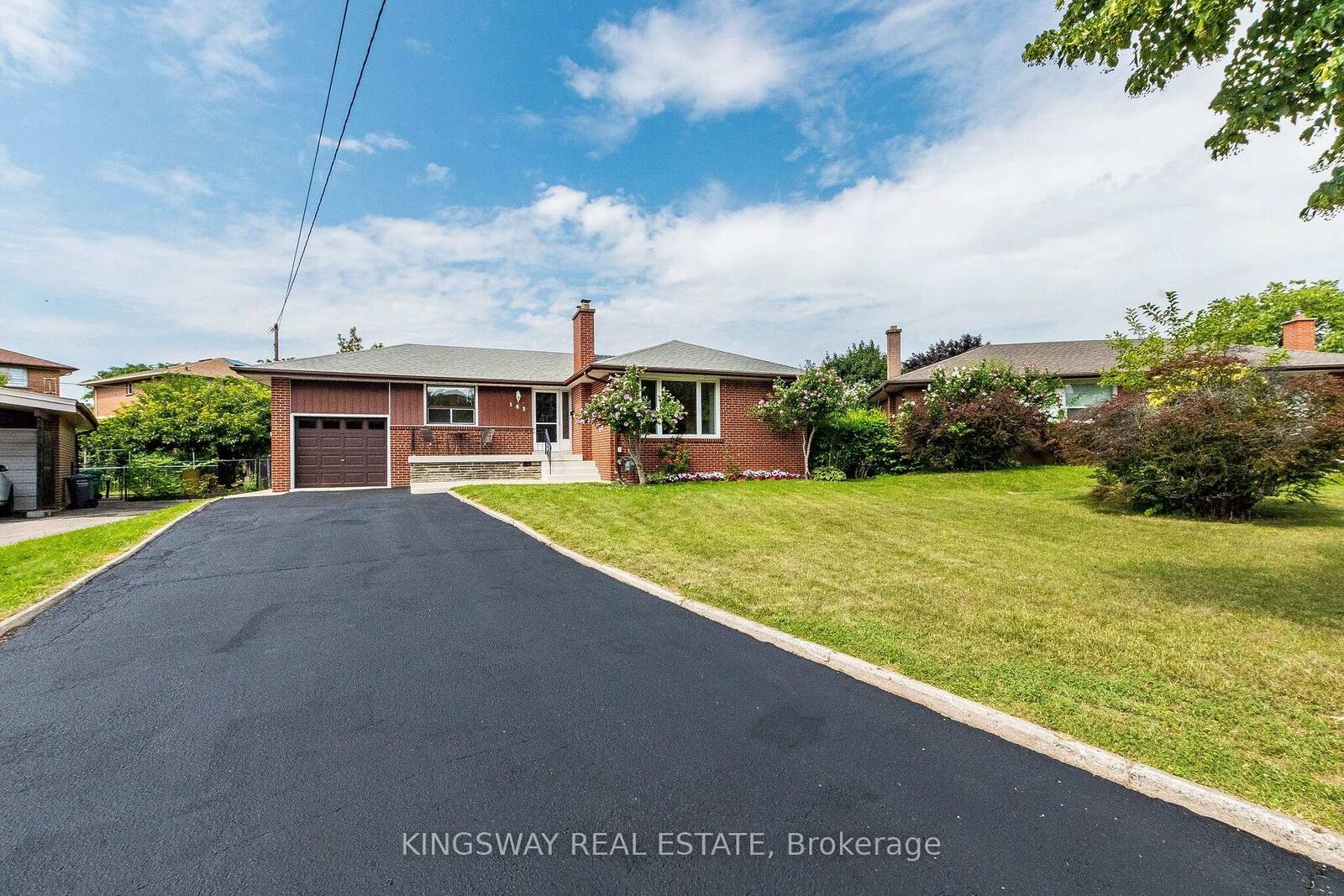 Property Photo: 163 Floradale Drive ON L5B 1G2