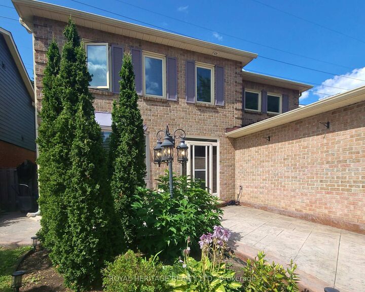 Property Photo: 1221 Fieldstone Circle ON L1X 1B9