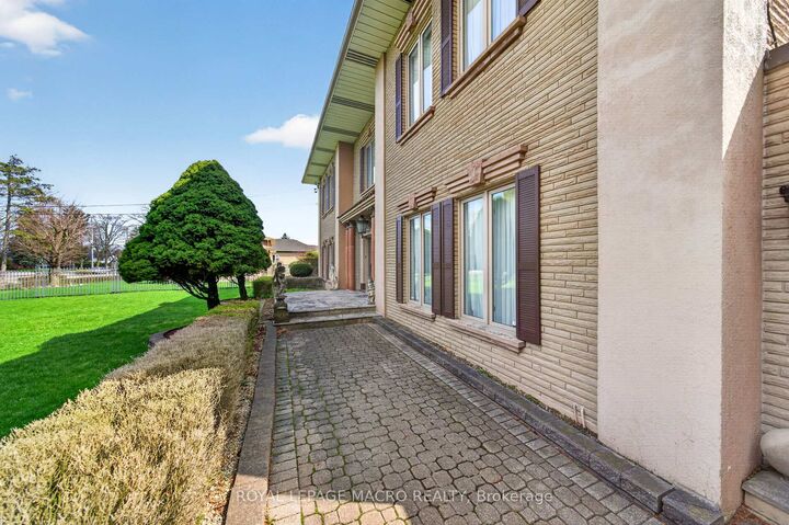 Property Photo:  213 Stone Church Road W  ON L9B 1A2 