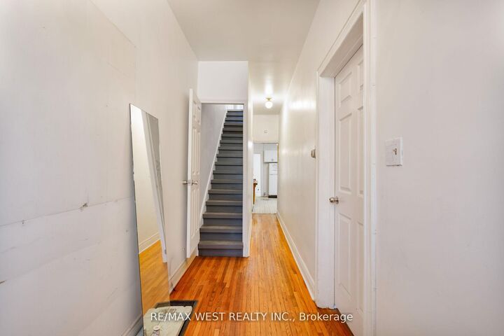 Photo de la propriété:  39 Noble Street  ON M6K 2C7 