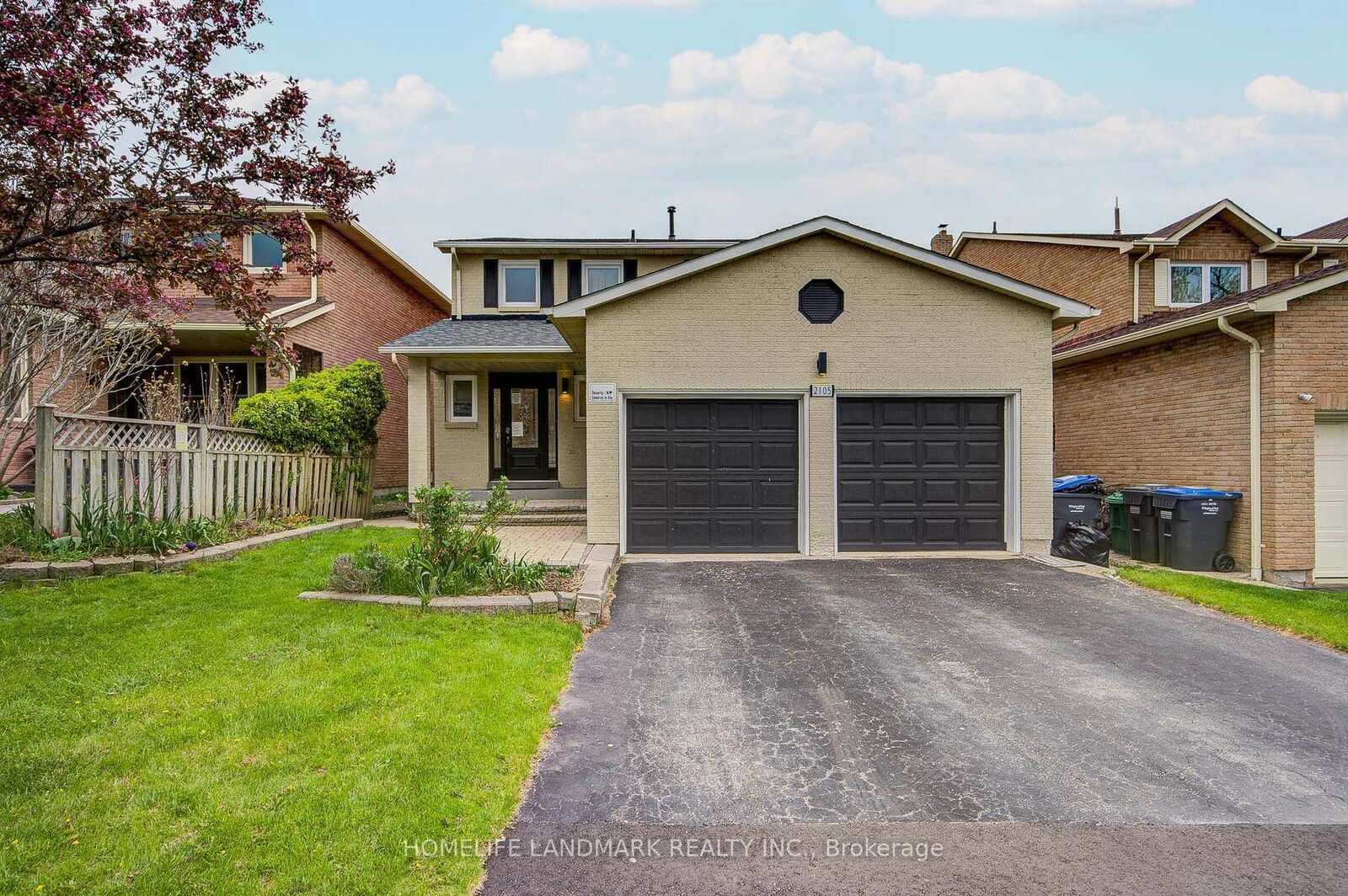 Property Photo: 2105 Folkway Drive ON L5L 3G3