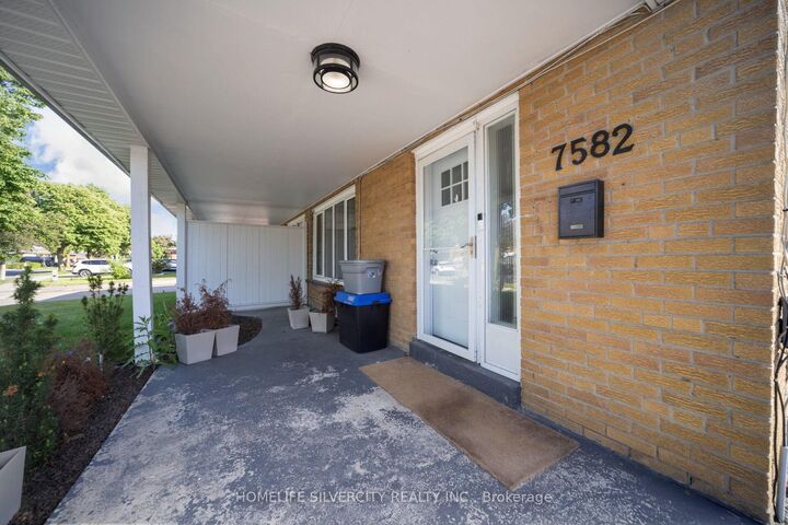 Property Photo: 7582 Discus Crescent ON L4T 2V3