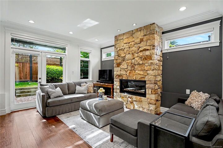 Property Photo: 2622 Shelbourne St #4 BC V8R 4L9