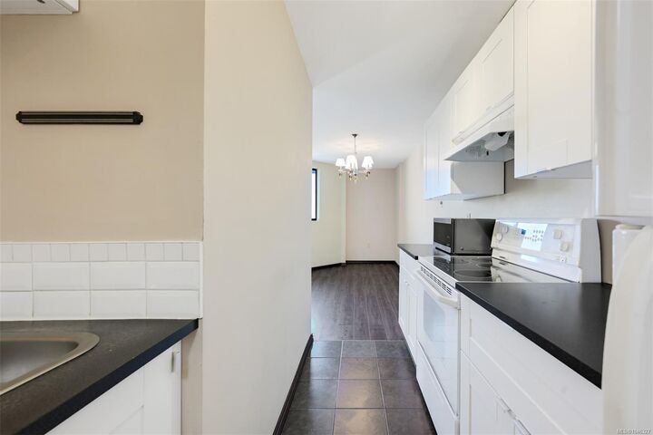 Property Photo: 1745 Leighton Rd #505 BC V8R 6R6