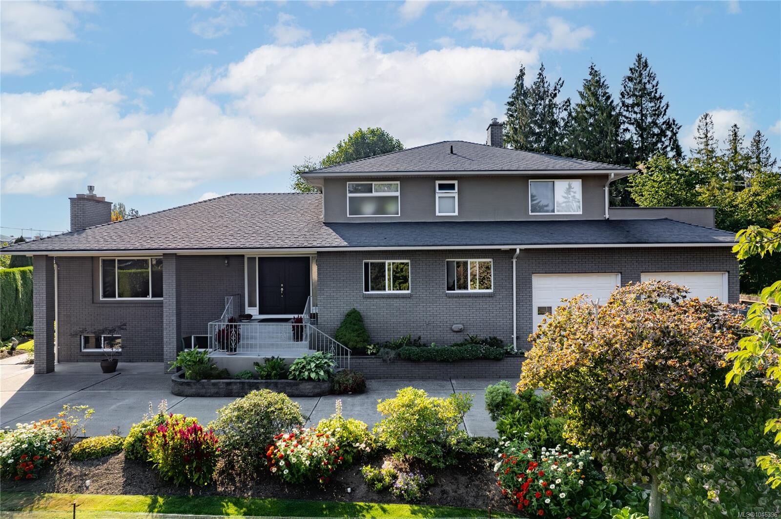 Property Photo: 823 Glenhale Cres BC V9P 1Z8