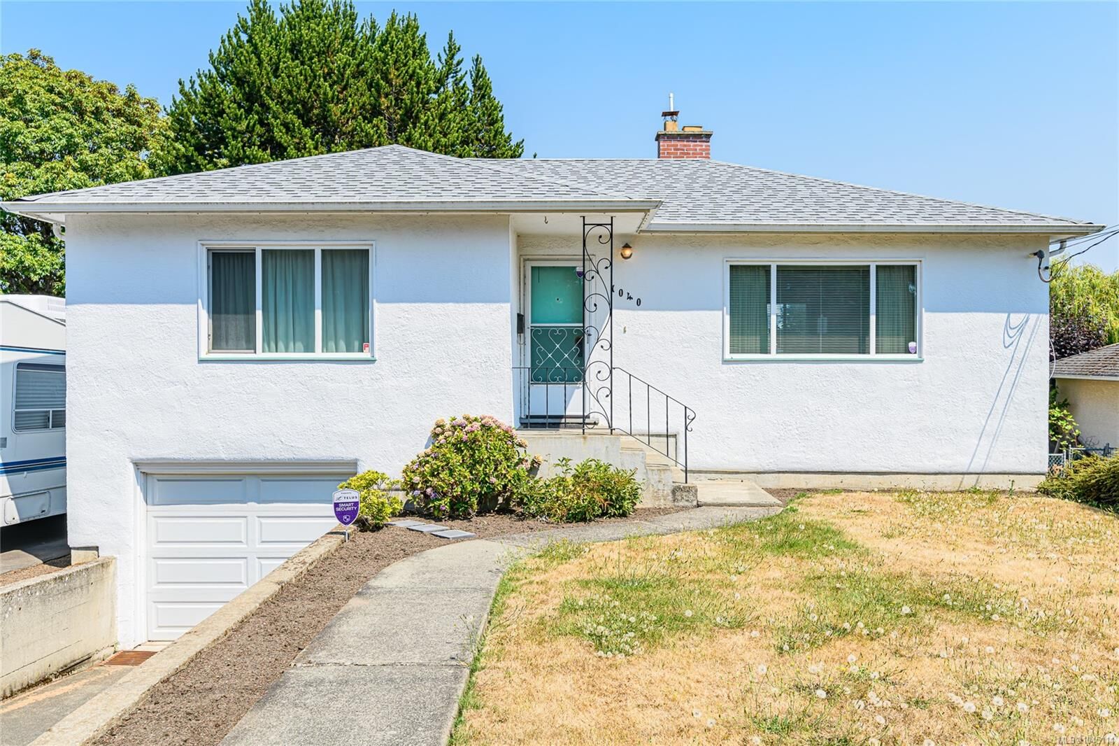 Property Photo: 1040 Craigflower Rd BC V9A 2Y1