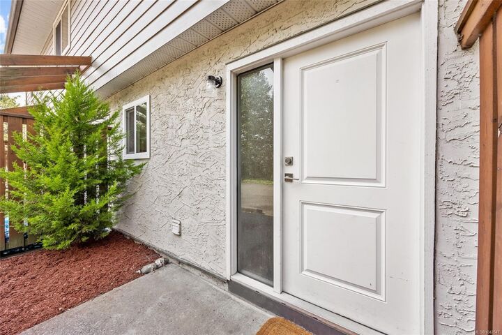 Property Photo: 951 17th St #10 BC V9N 7P8