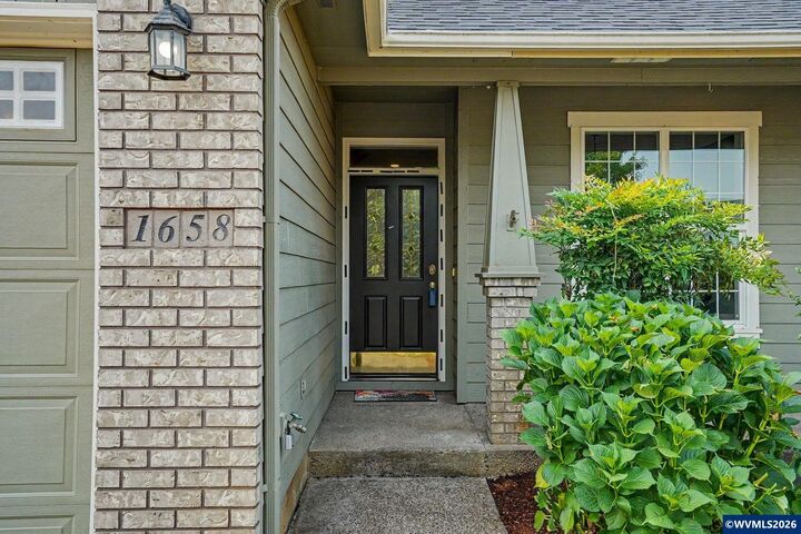 Property Photo:  1658 Murphy Av NE  OR 97303 