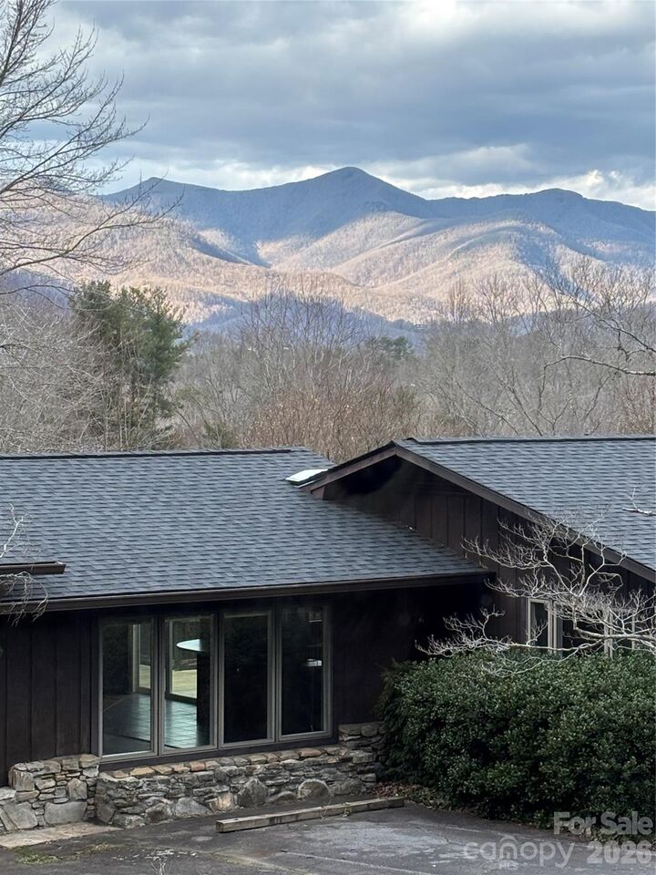 Property Photo: 208 Dogwood Lane NC 28711