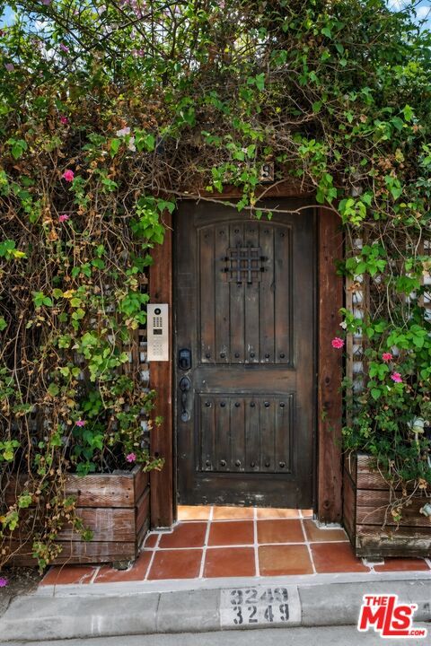 Property Photo: 3249 Bennett Dr CA 90068
