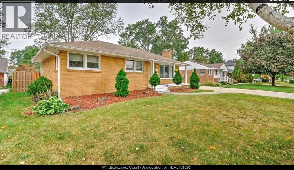 Property Photo:  3087 Avondale Avenue  ON N9E 1X4 