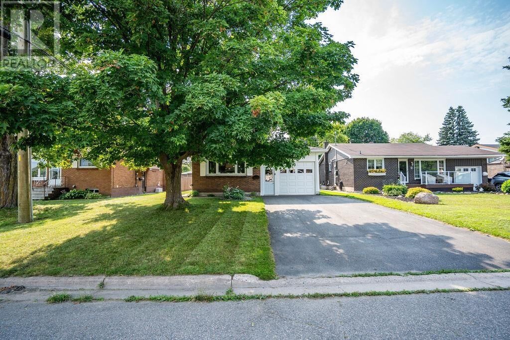Property Photo: 5 Royal Rd ON P6C 5G8