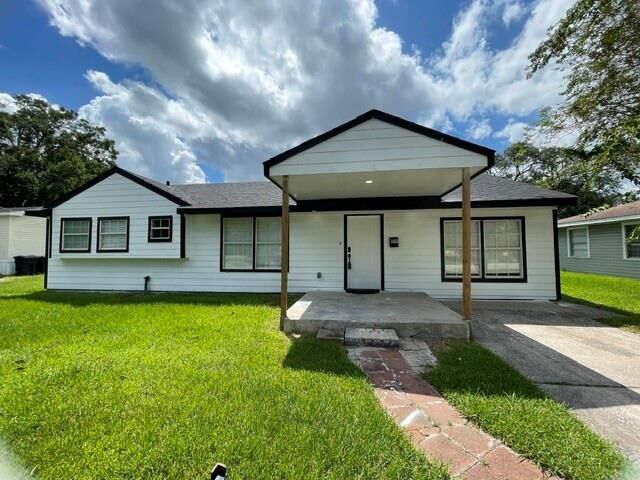 Property Photo: 109 Del Monte Lane TX 77562