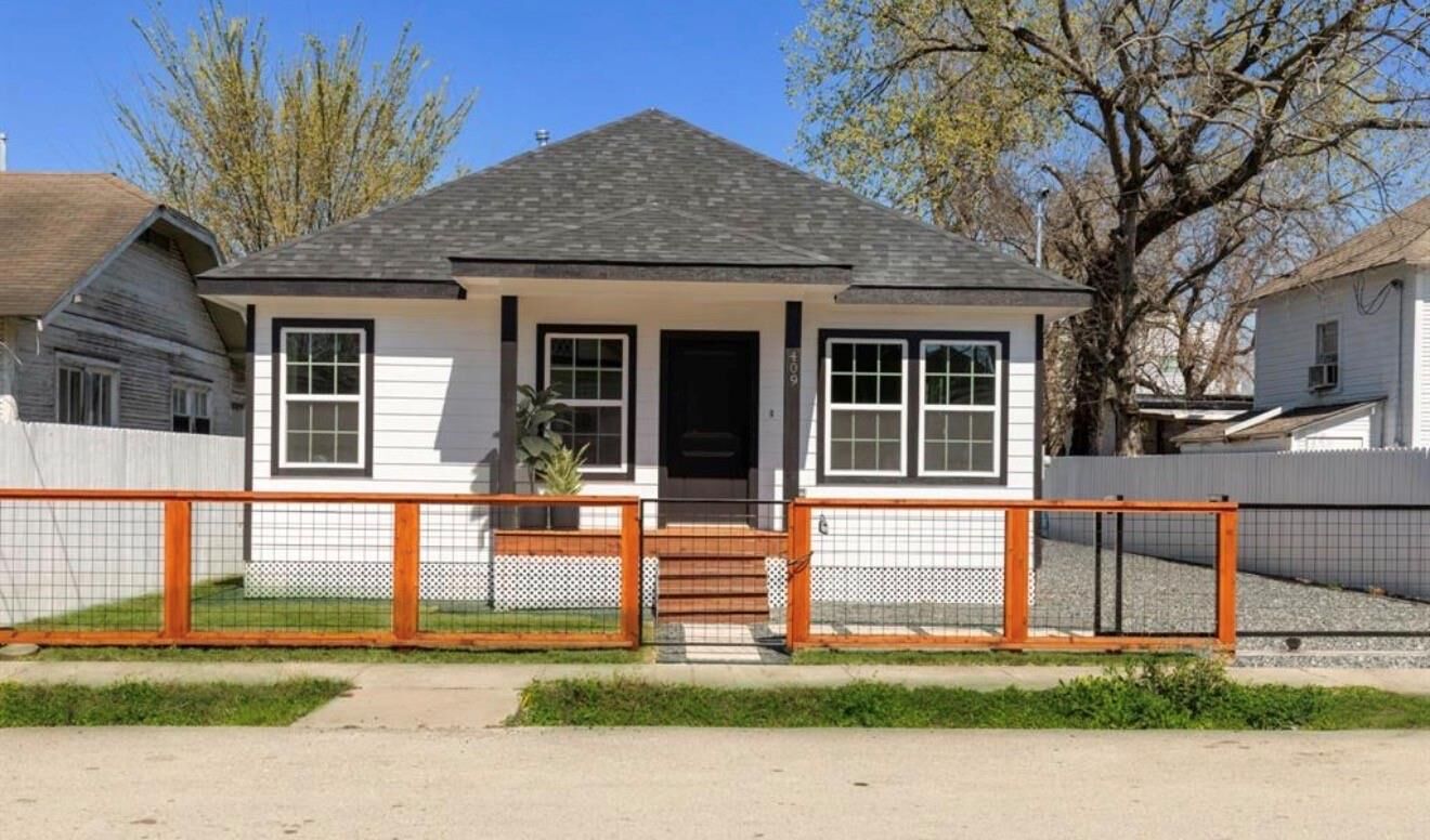 Property Photo: 409 Winnie Street TX 77009