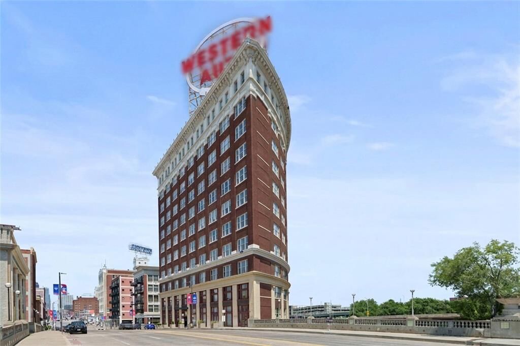 Property Photo:  2107 Grand Boulevard 909  MO 64108 