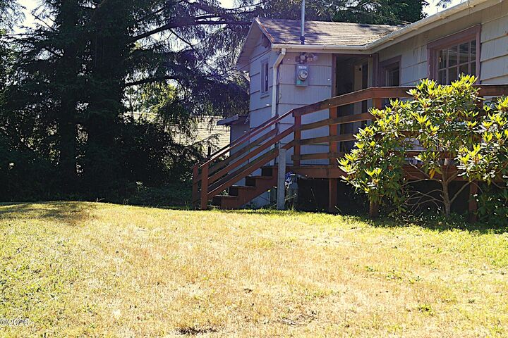Property Photo: 1056 SW 10th Street OR 97367