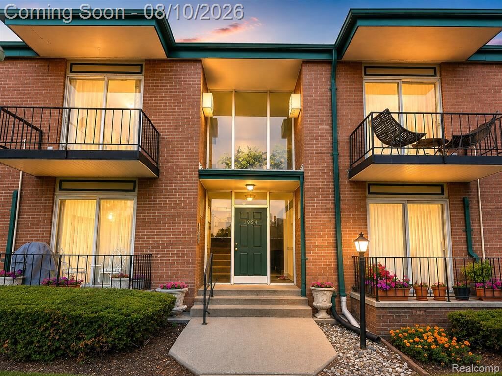 Property Photo:  1954 Axtell Drive 5  MI 48084 4421 