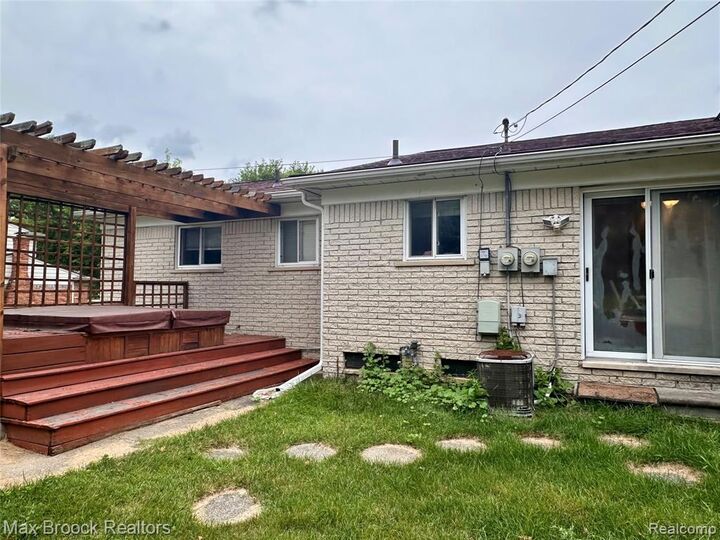 Property Photo:  6942 Leslee Crest Drive  MI 48322 3724 