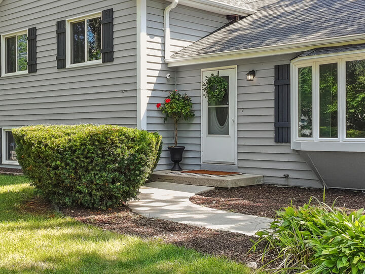 Property Photo: 2910 Hickory Ln WI 53181