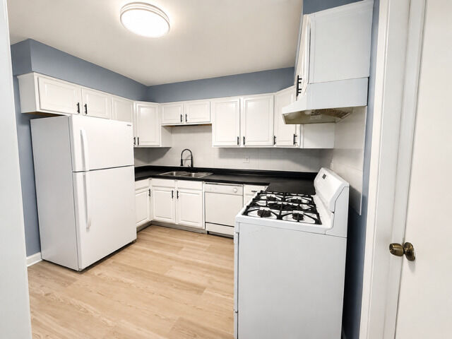 Property Photo: 44 King Arthur Court 12 IL 60164
